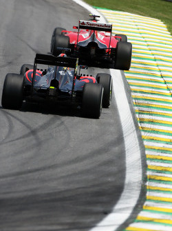 Kimi Raikkonen, Ferrari SF15-T devant Fernando Alonso, McLaren MP4-30