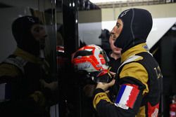 Romain Grosjean, Lotus F1 Team porte un brassard tricolore en hommage aux victimes des attentats de Paris