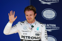 Ganador de la pole Nico Rosberg, Mercedes AMG F1 Team