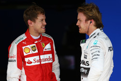 El tercer lugar Sebastian Vettel, Ferrari SF15-T y el ganador de la pole Nico Rosberg, Mercedes AMG