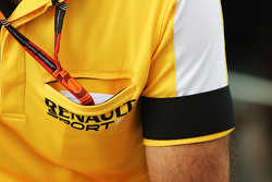 Сириль Абитбуль, управляющий директор Renault Sport F1 с черной повязкой на рукаве в память о погибших во время терракта в Париже