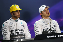 Льюис Хэмилтон, Mercedes AMG F1 и Нико Росберг, Mercedes AMG F1 на пресс-конференции FIA после квали