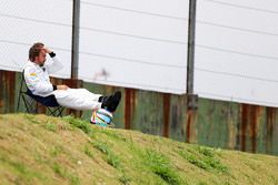 Fernando Alonso, McLaren regarde les qualifications en bord de piste sur une chaise