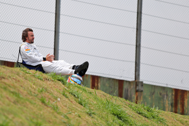 Fernando Alonso assiste treino de uma cadeira no circuito após ter que parar