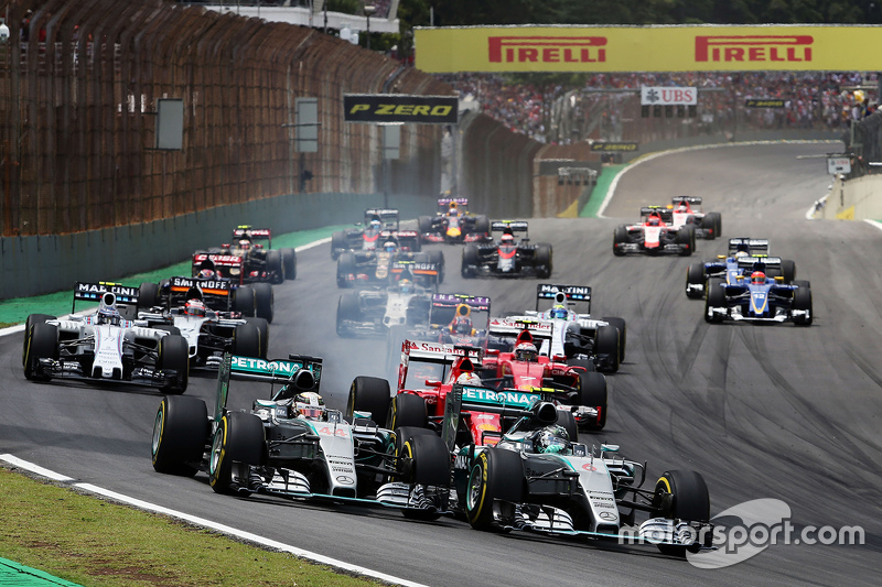 Start: Nico Rosberg, Mercedes AMG F1 and Lewis Hamilton, Mercedes AMG F1 lead