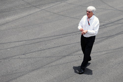 Bernie Ecclestone en la parrilla