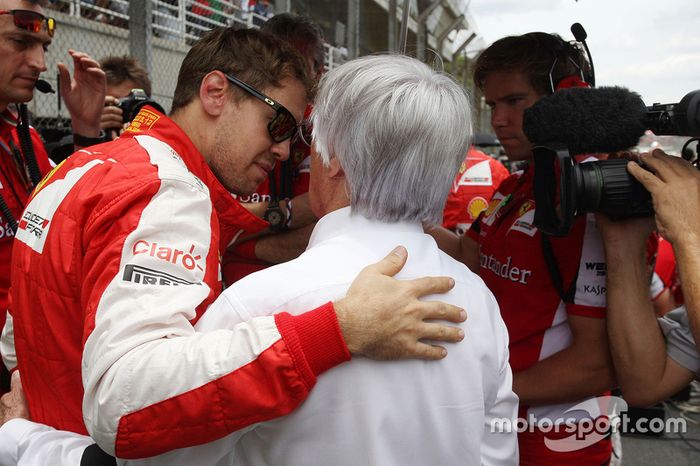 Sebastian Vettel, Ferrari con Bernie Ecclestone en la parrilla