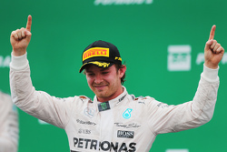 Ganador de la carrera Nico Rosberg, Mercedes AMG F1 que se celebra en el podio