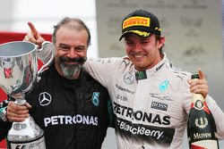 Джеймс Ваддел с победителем гонки - Нико Росбергом, Mercedes AMG F1 W06