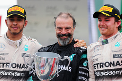 Podium : le deuxième, Lewis Hamilton, Mercedes AMG F1 avec James Waddell et le vainqueur Nico Rosberg, Mercedes AMG F1
