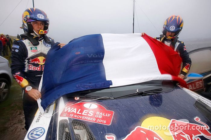 Sébastien Ogier y Julien Ingrassia, Volkswagen Polo WRC, Volkswagen Motorsport con la bandera de Francia en honor a las víctimas de los ataques terroristas en París