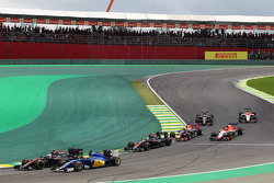 Jenson Button, McLaren MP4-30 y Marcus Ericsson, Sauber C34