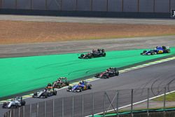 Fernando Alonso, McLaren MP4-30 y Marcus Ericsson, Sauber C34 salen en la primera curva