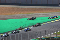 Fernando Alonso, McLaren MP4-30, und Marcus Ericsson, Sauber C34, kommen beim Start von der Linie ab