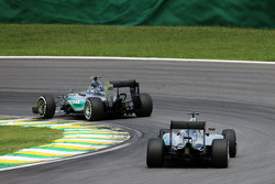 Нико Росберг, Mercedes AMG F1 W06 едет впереди Льюиса Хэмилтона, Mercedes AMG F1 W06