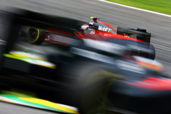Дженсон Баттон, McLaren MP4-30 едет впереди Фернандо Алонсо, McLaren MP4-30