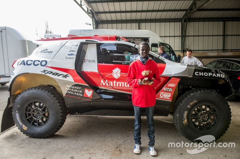 Samba, un chico Senegal que se salvó gracias a Mécénat Chirurgie Cardiaque, Peugeot 2008 DKR15 de Romain Dumas y François Borsotto