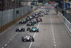 Start: Felix Rosenqvist, Prema Powerteam, Dallara Mercedes-Benz, in Führung