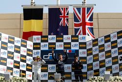 Podio carrera 2: segundo lugar Stoffel Vandoorne, ART Grand Prix, el ganador Mitch Evans, RUSSIAN TI