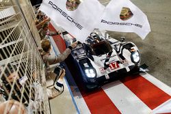 #17 Porsche Team Porsche 919 Hybrid: Timo Bernhard, Mark Webber, Brendon Hartley passeert de finishv