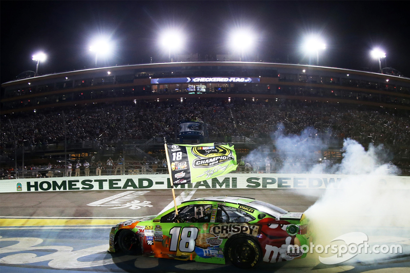 1. und Champion NASCAR Sprint-Cup 2015: Kyle Busch, Joe Gibbs Racing Toyota