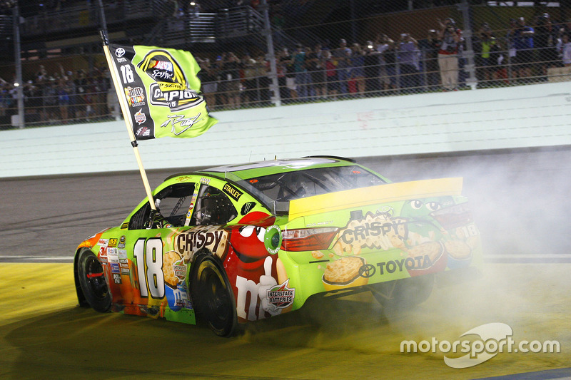 Victory-Lane: Champion NASCAR Sprint-Cup 2015, Kyle Busch, Joe Gibbs Racing Toyota