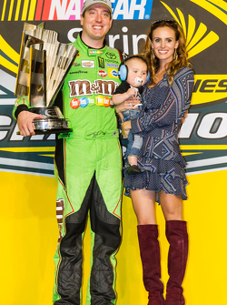 Victory-Lane: 1. und Champion NASCAR Sprint-Cup 2015: Kyle Busch, Joe Gibbs Racing Toyota, beim Feie