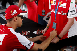 Sebastian Vettel, Ferrari firma de autógrafos para los fans
