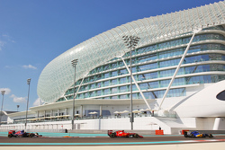 Marcus Ericsson, Sauber C34 lidera a Sebastian Vettel, Ferrari SF15-T y a Max Verstappen, Scuderia T