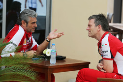 Maurizio Arrivabene, Ferrari-Teamchef, mit James Allison, Ferrari, Technischer Direktor Chassis