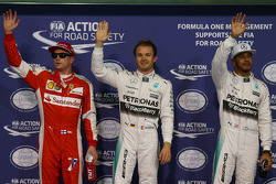 Derde plaats Kimi Raikkonen, Ferrari, polezitter Nico Rosberg, Mercedes AMG F1 Team, tweede plaats L