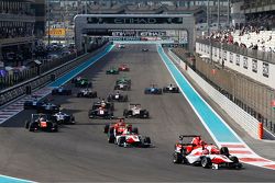 Inicio: Esteban Ocon, ART Grand Prix liera a  Kevin Ceccon, Arden International y Marvin Kirchhofer,