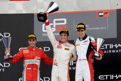 Podium: ganador de la carrera, Alex Palou, Campos Racing, segundo lugar, Antonio Fuoco, Carlin, terc