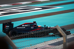 Fernando Alonso, McLaren MP4-30, nach dem Start abseits der Strecke