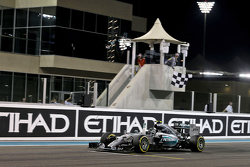 Победитель гонки - Нико Росберг, Mercedes AMG F1 W06 празднует победу во время пересечения финишной