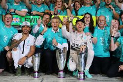 1. Nico Rosberg, Mercedes AMG F1, feiert mit 2. Lewis Hamilton, Mercedes AMG F1, und dem Team