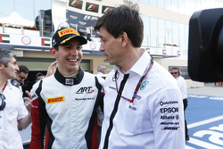 2015 GP3 şampiyonu Esteban Ocon, ART Grand Prix ile Toto Wolff