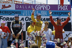 Podium : le vainqueur Keke Rosberg, Williams, le deuxième René Arnoux, Ferrari, et le troisième Elio de Angelis, Lotus