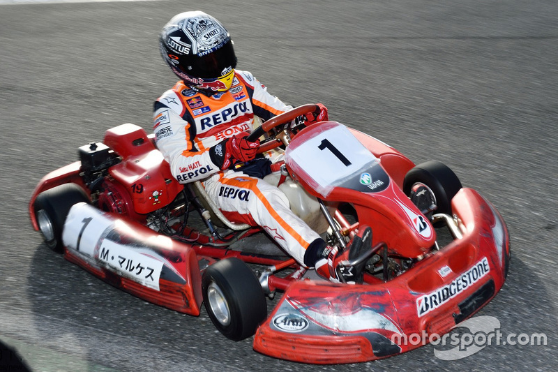 Marc Marquez rijdt met een kart