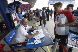 Габриэле Тарквини, Honda Racing Team JAS раздает автографы
