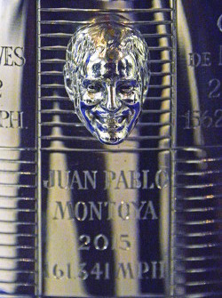 Le vainqueur des 500 miles d'Indianapolis 2015 Juan Pablo Montoya, Team Penske avec Scott Gillette de Borg-Warner