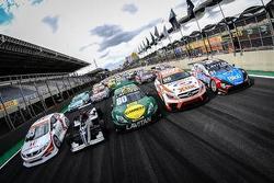 Carros que participaram do fim de semana de corridas em Interlagos enfileirados