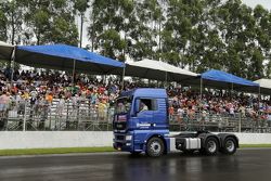 Fãs acompanham Fórmula Truck mesmo debaixo de chuva em Londrina