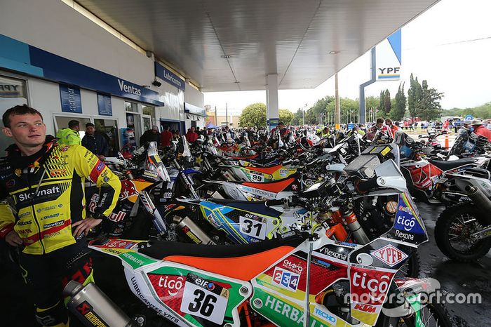 El convoy de motos y quads convoy se detiene en una estación de gasolina.