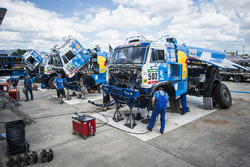 Механіки Team KAMAZ Master працюють в день відпочинку на ралі Дакар