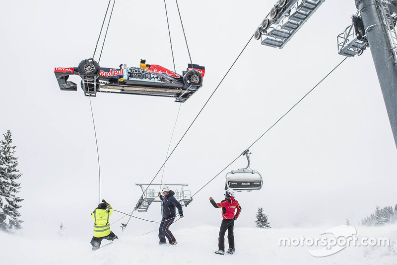 Red Bull RB7 helikopter tarafından getiriliyor