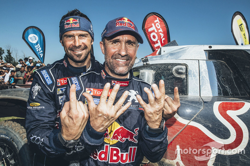 Ganador de la categoría de autos Stéphane Peterhansel con su compañero de equipo Cyril Despres, Peug