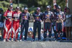 Podium wagens: winnaars Stéphane Peterhansel, Jean-Paul Cottret, tweede Nasser Al-Attiyah en Matthie