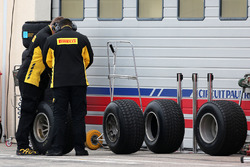 Des techniciens Pirelli