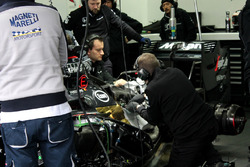 Meccanici a lavoro sulla McLaren di Stoffel Vandoorne